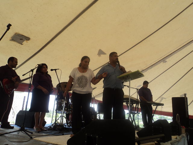 nuestros pastores predicando en Cd. Acuña.