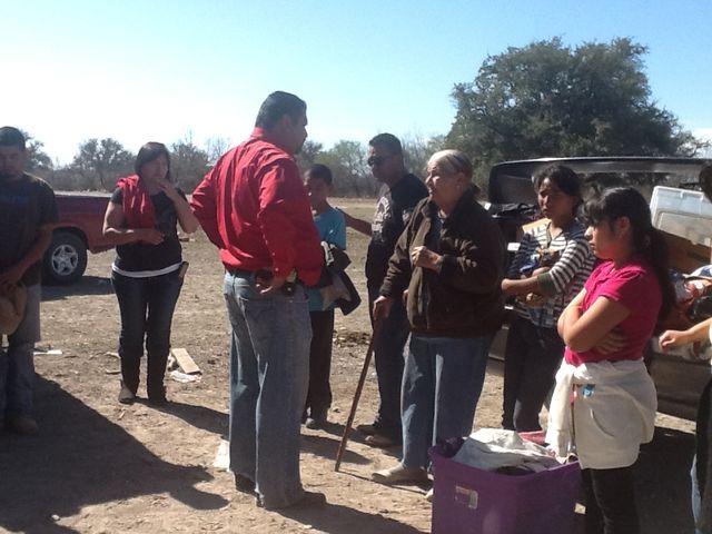 Pastor Oscar Arce Orando en la colonia colosio de piedras negras.