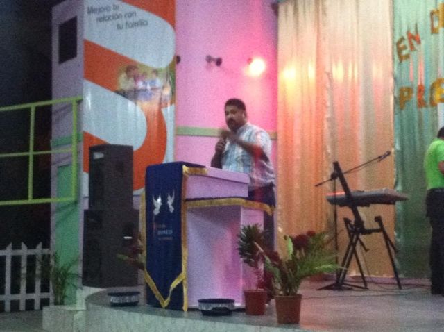 Pastor Oscar Arce Predicando en tela Honduras