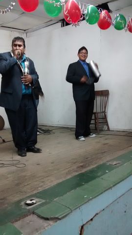 PASTOR MIGUEL CANTU Y OSCAR ARCE JR. EN LA ALABANZA EN LA POSADA