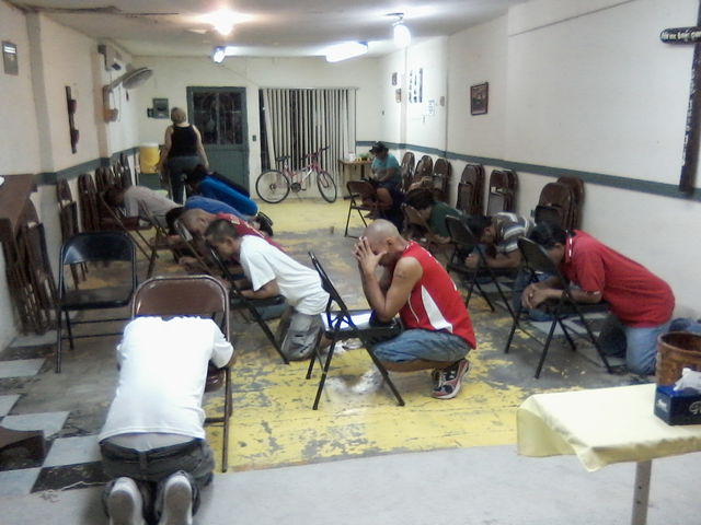 HOMBRES ORANDO
