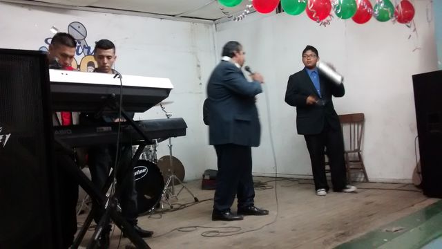 ALABANDO A DIOS
