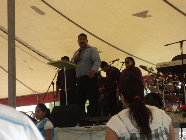 pastor Oscar Arce predicando en acuña coah.