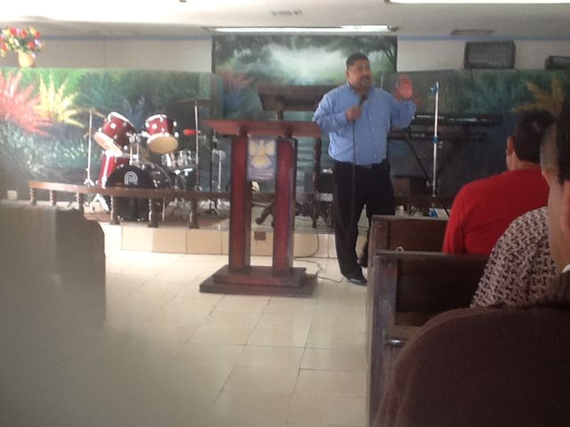 Pastor Oscar Arce predicando en el cereso.