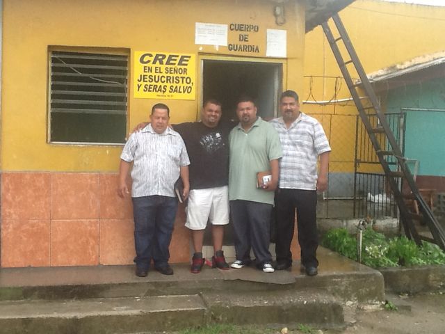 Pastor Oscar Arce saliendo del presidio de tela Honduras con pastores de tela y el Pastor raul Arce