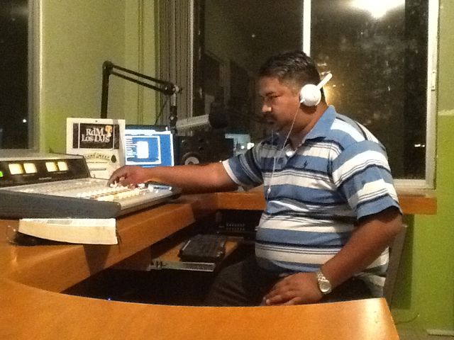 pastor Oscar Arce en inicio de programa de radio