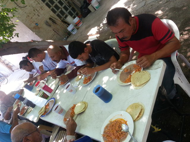 hombres de la casa de rescate en plenos alimentos