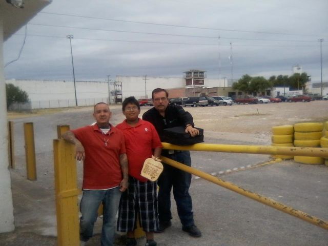 Pastor Guillermo saliendo del cereso de Piedras Negras